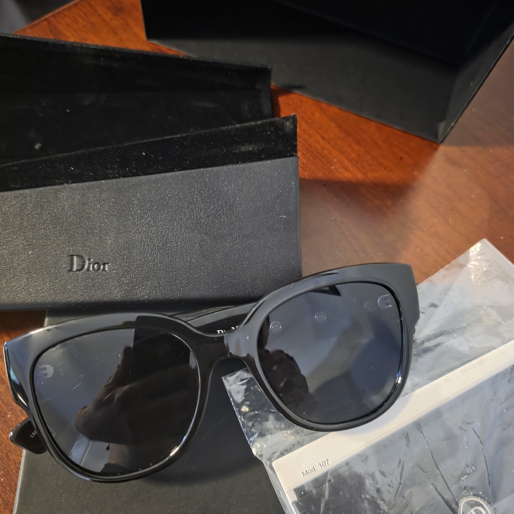 Elegant Cristian Dior Sunglases - Picture 3 of 4